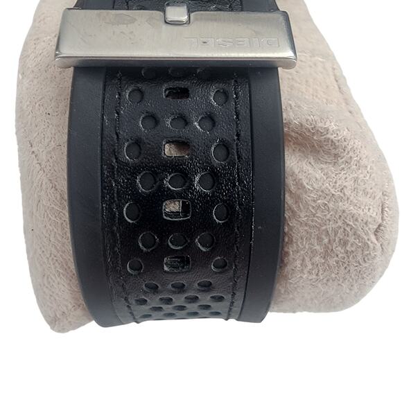 Diesel Men’s Watch 10Bar Dz-4024 Buckle Closure Silicone Black Strap - Picture 5 of 7